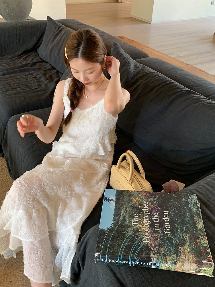 im向 月光露易絲 肌理感白色吊帶連衣裙女春不規則拼接蕾絲蛋糕裙