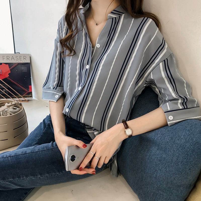 2024初春新款女裝韓版寬鬆大碼條紋襯衫女七分袖V領上衣打底襯衣