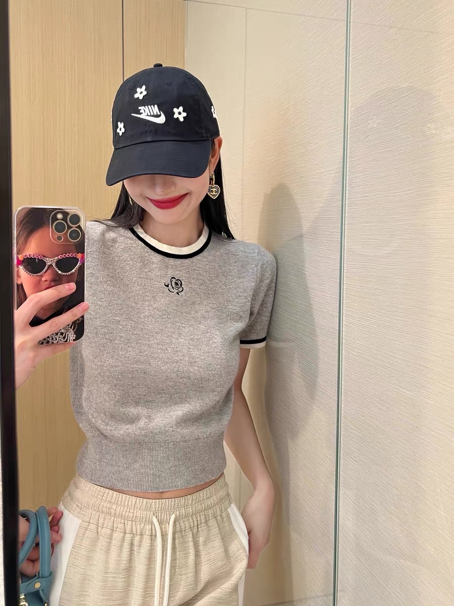 NancyCavally款雲朵感100羊毛 撞色邊玫瑰刺繡收腰針織短袖