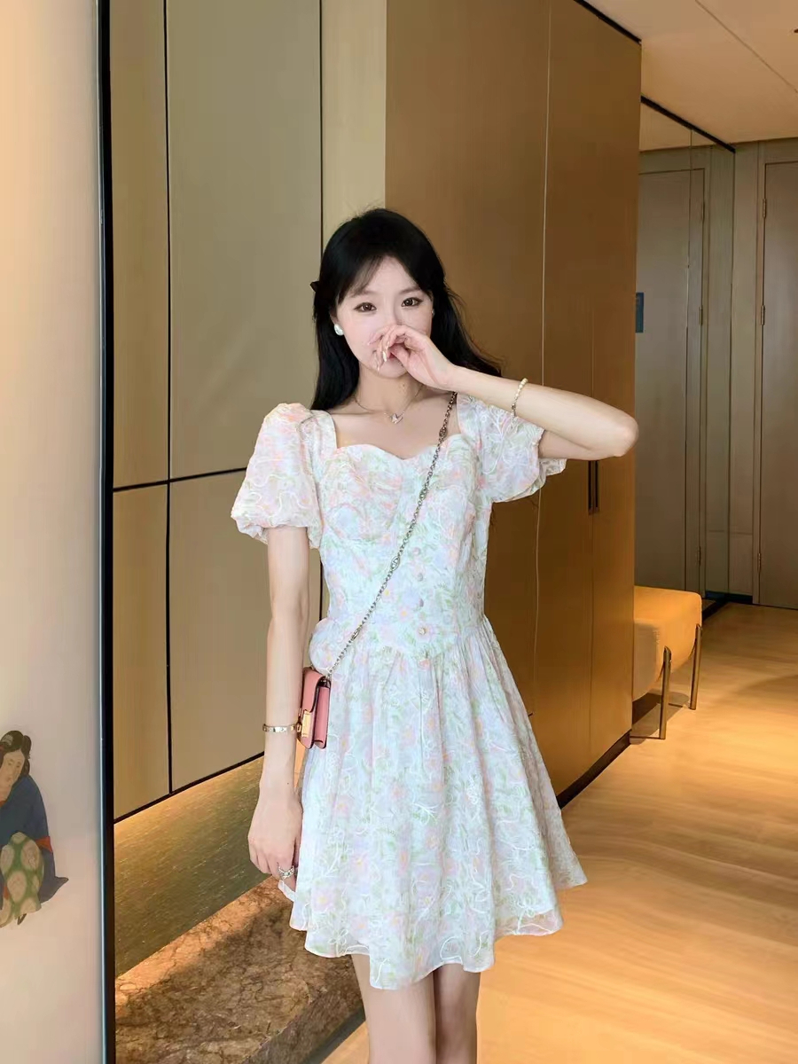 法式碎花連衣裙夏季2024年新款女裝收腰顯瘦高級感氣質泡泡袖裙子