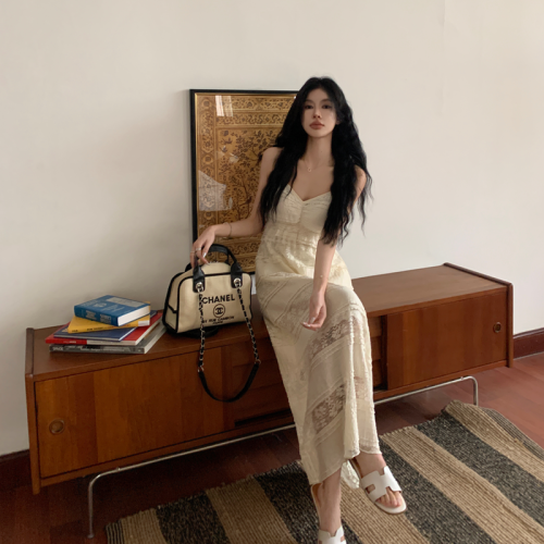 Real shot of new French style V-neck tea break lace suspender dress three-dimensional layered light luxury lace dress