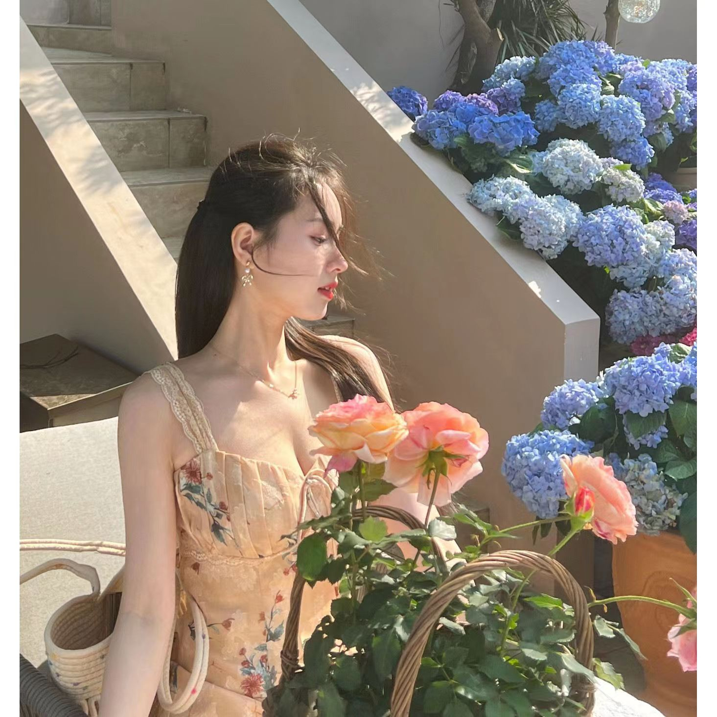 油畫少女感吊帶裙女小眾設計感印花大裙擺方領氣質連衣裙海邊度假