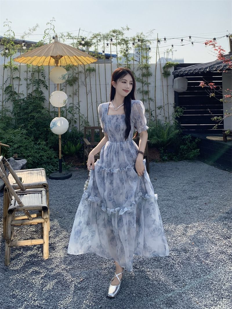 復古方領碎花連衣裙女夏季新款超仙森系收腰顯瘦木耳邊長裙子