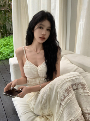 Real shot of new French style V-neck tea break lace suspender dress three-dimensional layered light luxury lace dress