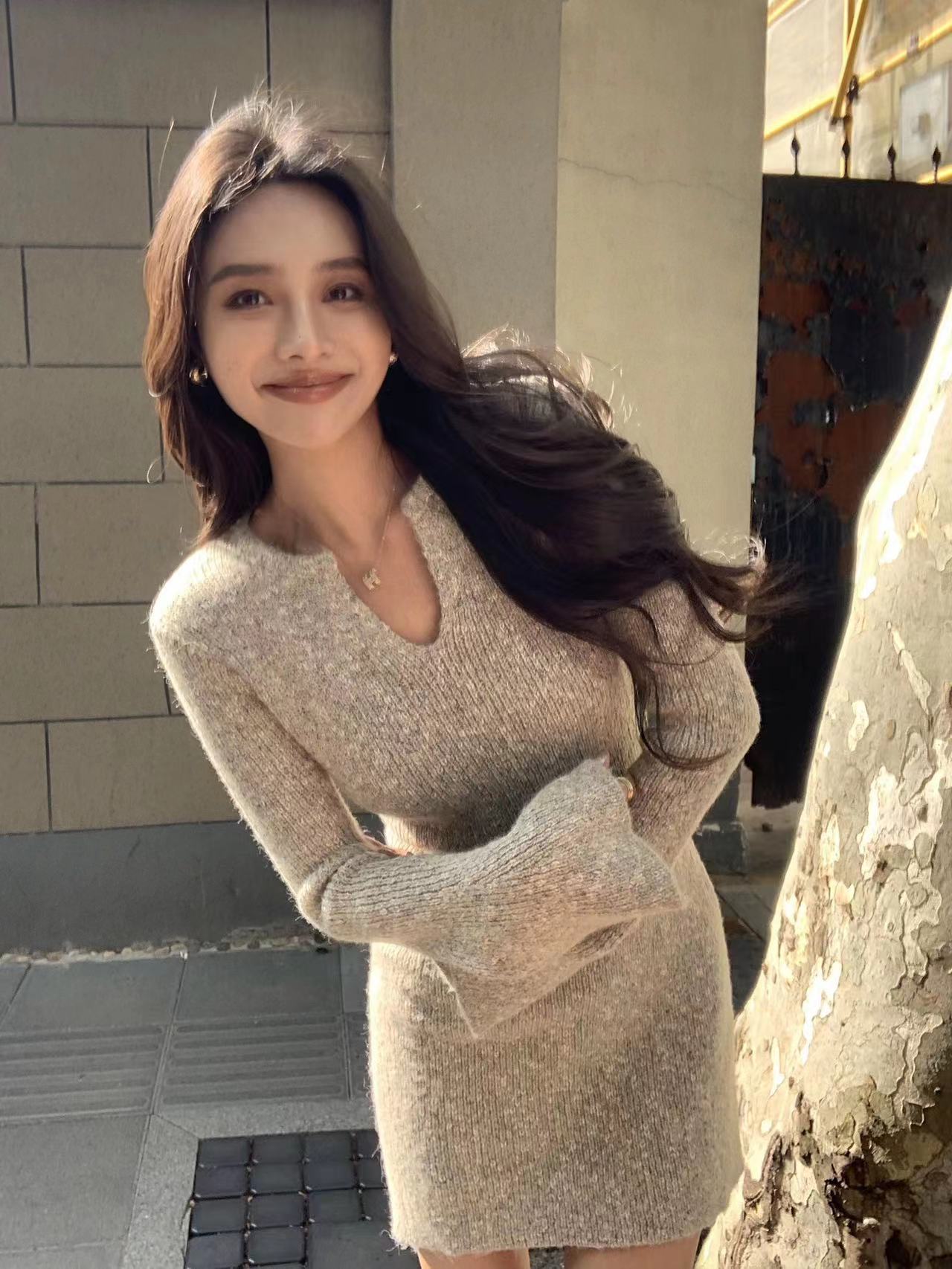 辰米范 杏色v領針織連衣裙女秋冬修身內搭打底長袖裙收腰包臀短裙