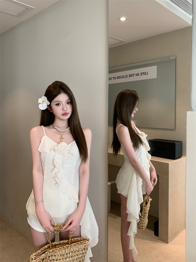 Real shot of summer camisole, waist-cinching, beautiful sleeveless outer wear halter top