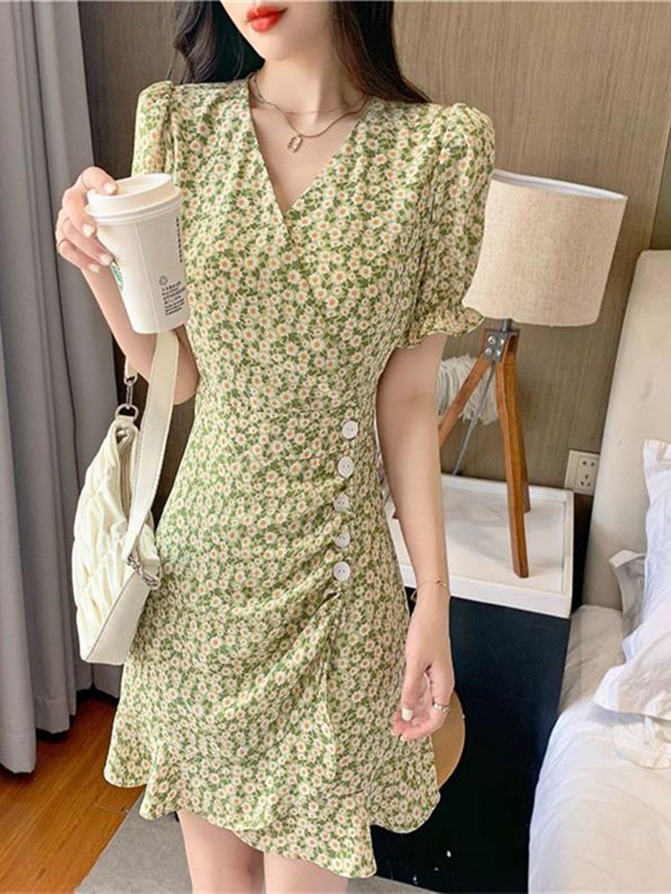 碎花連衣裙女2024新款v領高腰顯瘦泡泡袖設計感法式小個子短裙子