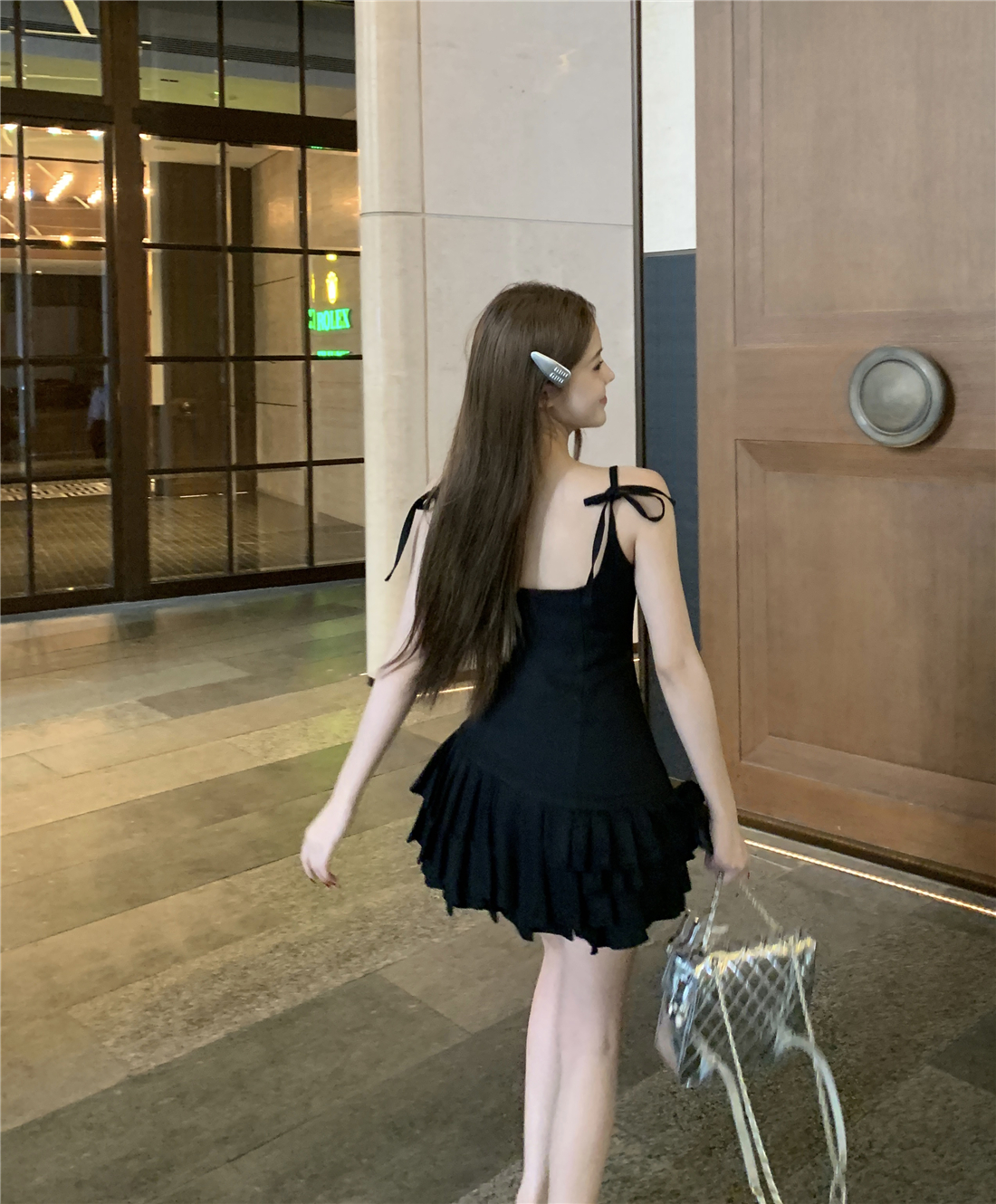 腰身比 小露背設計感拼接吊帶蛋糕連衣裙