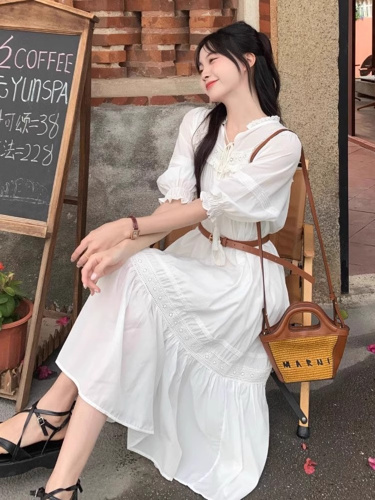 胖mm大碼夏季拼接蕾絲白色連衣裙女設計感小眾收腰顯瘦度假仙女裙