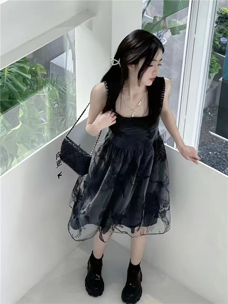 七分糖 清冷女神黑灰色連衣裙女夏季小眾刺繡網紗吊帶裙