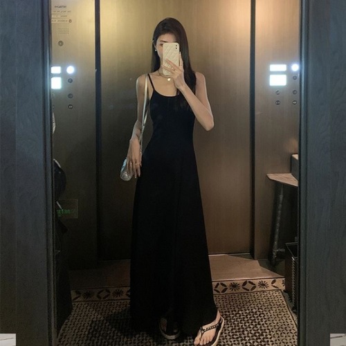 黑色吊带连衣裙女2024年夏季新款气质收腰显瘦内搭长裙