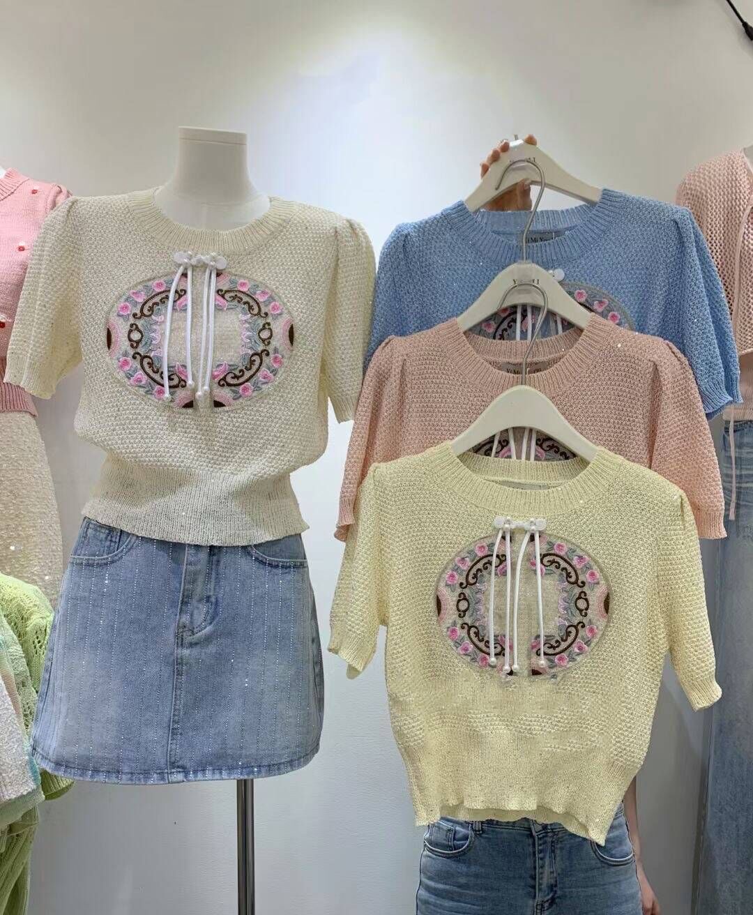 復古新中式盤扣碎花刺繡圓領短袖針織衫女別致溫柔泡泡袖上衣