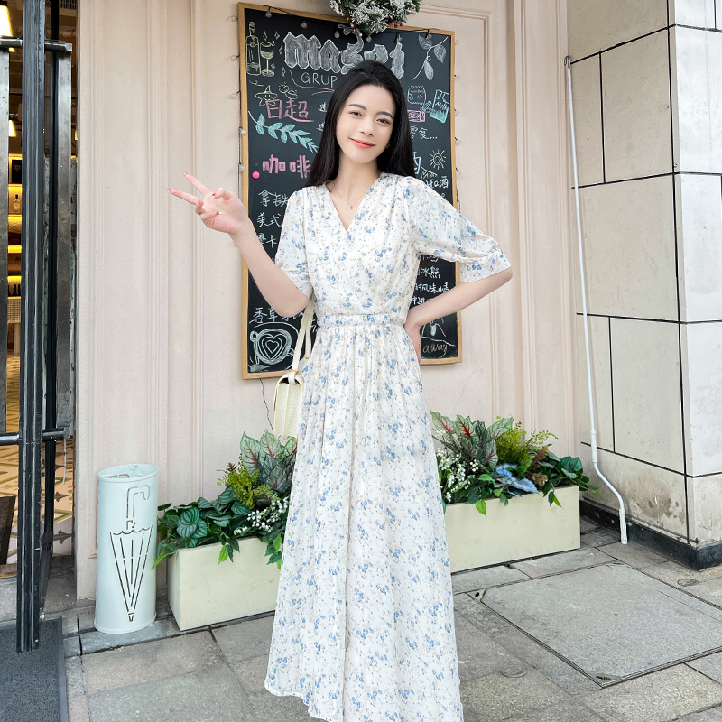 法式休閒夏天雪紡印花夏季短袖裙子V領復古收腰設計法式收腰2024