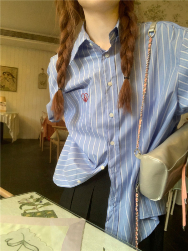 2024夏季蓝色竖条纹爱心刺绣短袖衬衫女韩系宽松显瘦衬衣潮上衣