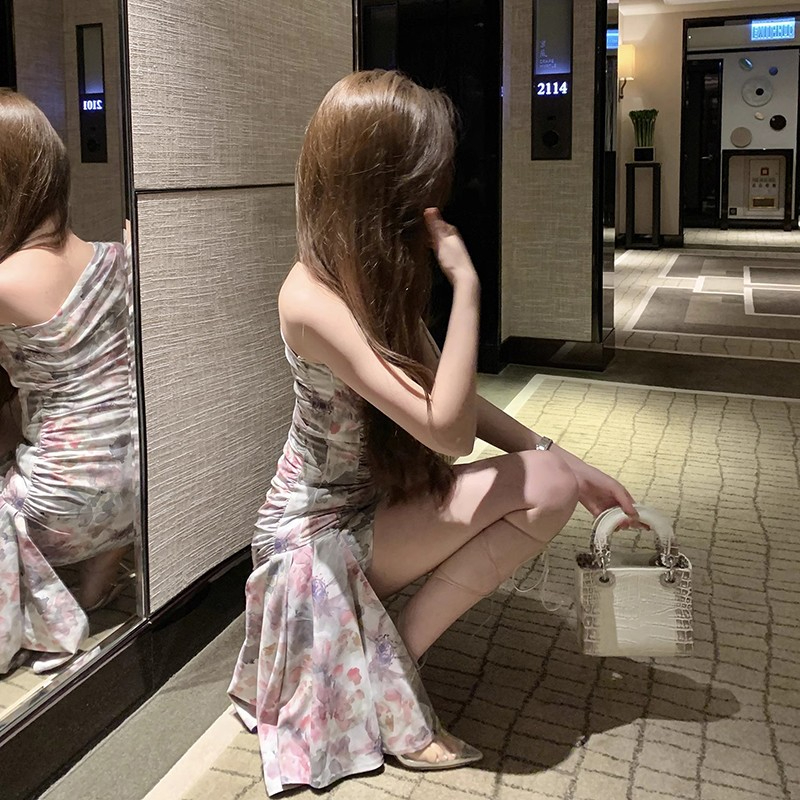 辣妹性感緊身包臀短裙設計感小眾不規則露肩碎花連衣裙女夏季新款