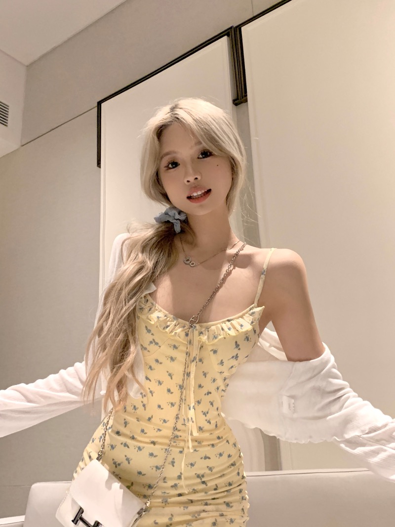 法式碎花小清新吊帶連衣裙女夏季收腰緊身短裙