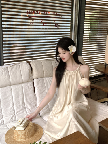 Real shot of French high-end pearlescent halterneck dress with light luxury resort style off-the-shoulder suspender dress