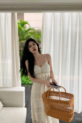 Real shot of new French style V-neck tea break lace suspender dress three-dimensional layered light luxury lace dress