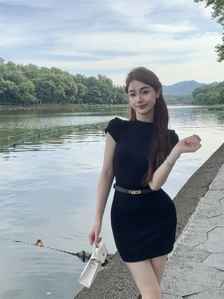 名媛風氣質半高領短袖彈力包臀裙女2024夏裝高級感緊身黑色連衣裙