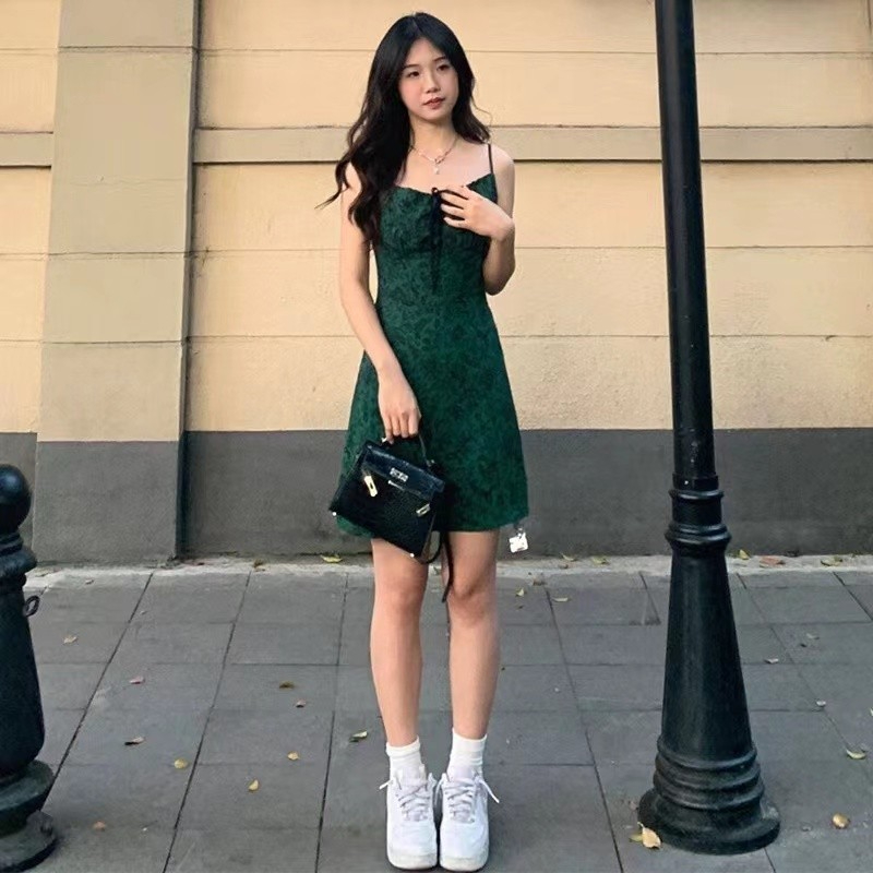 墨綠色復古碎花連衣裙女春夏法式高腰修身顯瘦無袖吊帶裙辣妹短裙