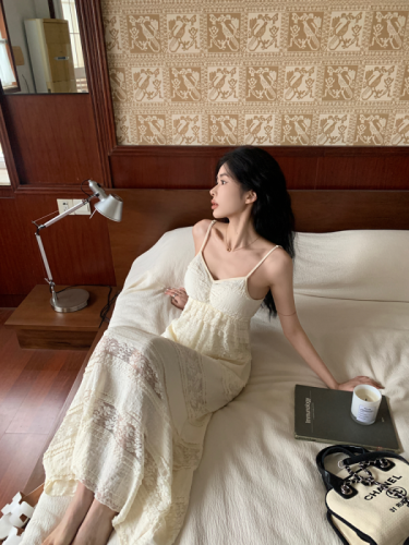 Real shot of new French style V-neck tea break lace suspender dress three-dimensional layered light luxury lace dress