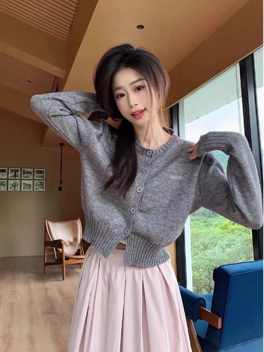 2024早春新款小個子圓領刺繡灰色毛衣開衫女修身短款針織外套上衣