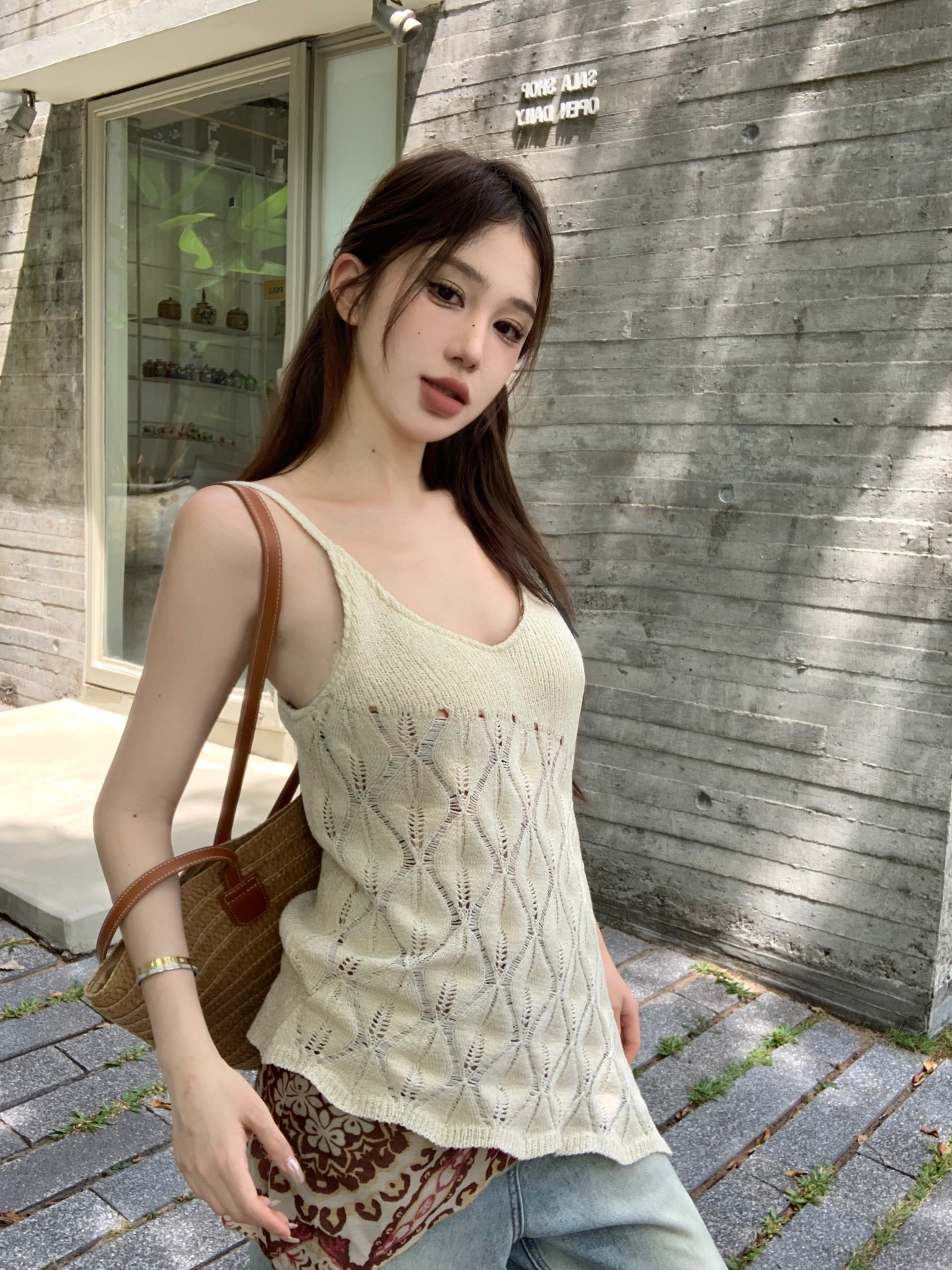 Real shot French retro design irregular V-neck sweater hollow splicing suspender top worn outside
