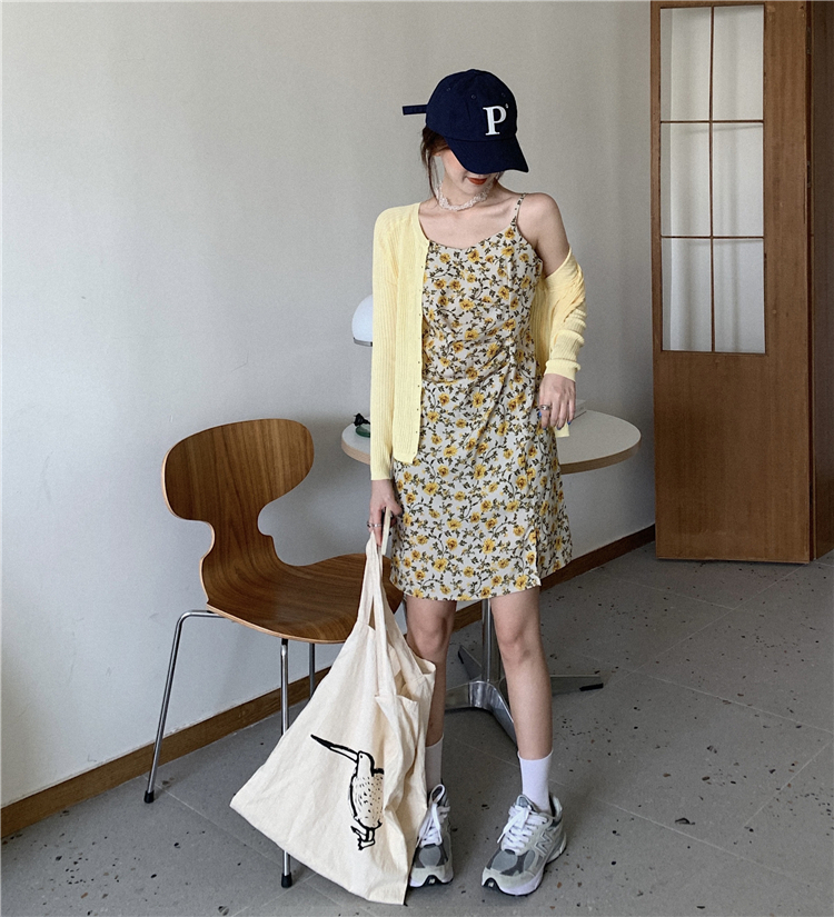 小開叉V領黃色碎花法式吊帶連衣裙溫柔風甜美梗桔初戀短裙子女夏