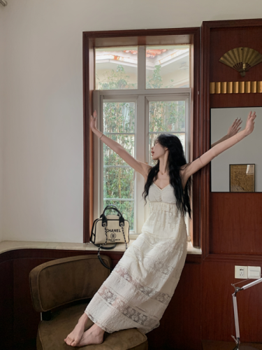 Real shot of new French style V-neck tea break lace suspender dress three-dimensional layered light luxury lace dress