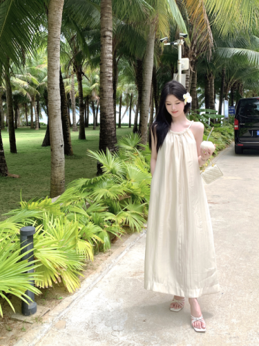 Real shot of French high-end pearlescent halterneck dress with light luxury resort style off-the-shoulder suspender dress