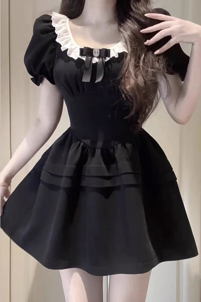 法式高級感赫本風千金感小黑裙女夏季小眾方領蝴蝶結泡泡袖連衣裙