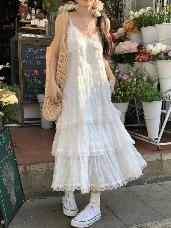 甜美減齡白色法式吊帶連衣裙女裝春季度假風小個子寬鬆蛋糕長裙子