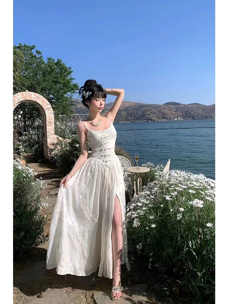 芭比姨法式白色吊帶連衣裙2024春季新款女裝度假風新中式開叉長裙