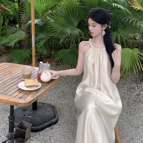 Real shot of French high-end pearlescent halterneck dress with light luxury resort style off-the-shoulder suspender dress