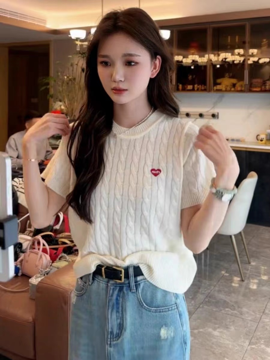 Korean chic gray round neck letter love embroidered short top gentle style petite short-sleeved sweater for women