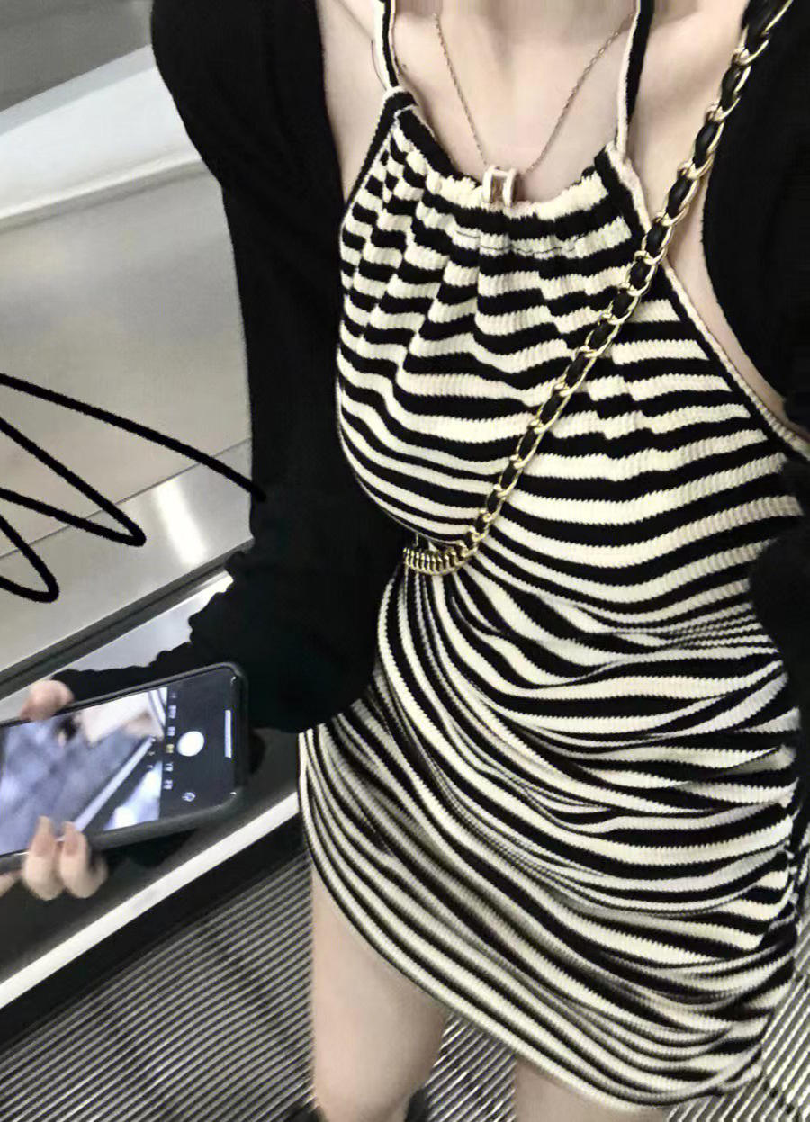法式百搭甜辣條紋性感掛脖連衣裙女夏新款洋氣內搭無袖吊帶裙ins