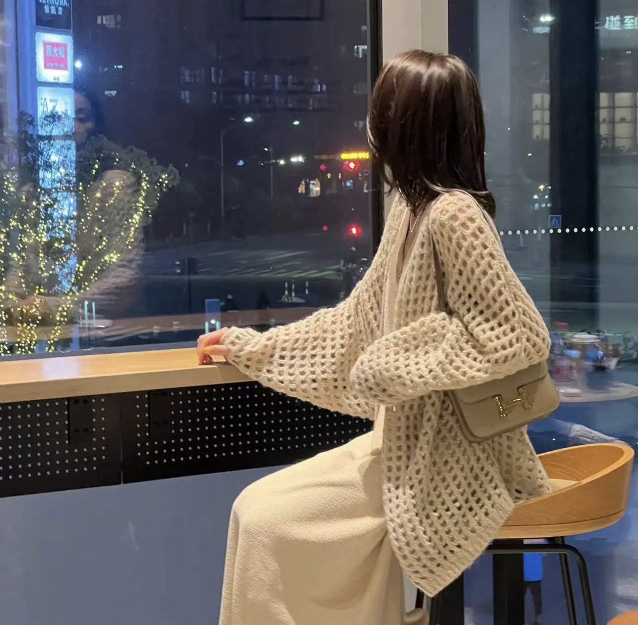 2024早春新款法式鏤空破洞杏色毛衣開衫女慵懶風外搭針織外套上衣