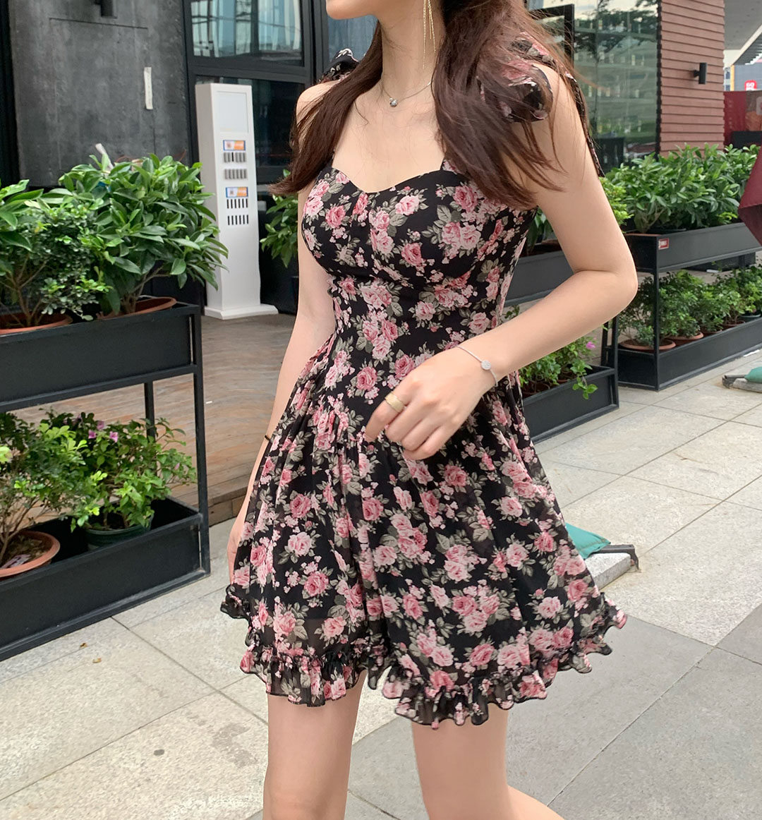 辣妹2024夏裝女新款小個子顯瘦收腰短裙碎花蝴蝶結綁帶吊帶連衣裙