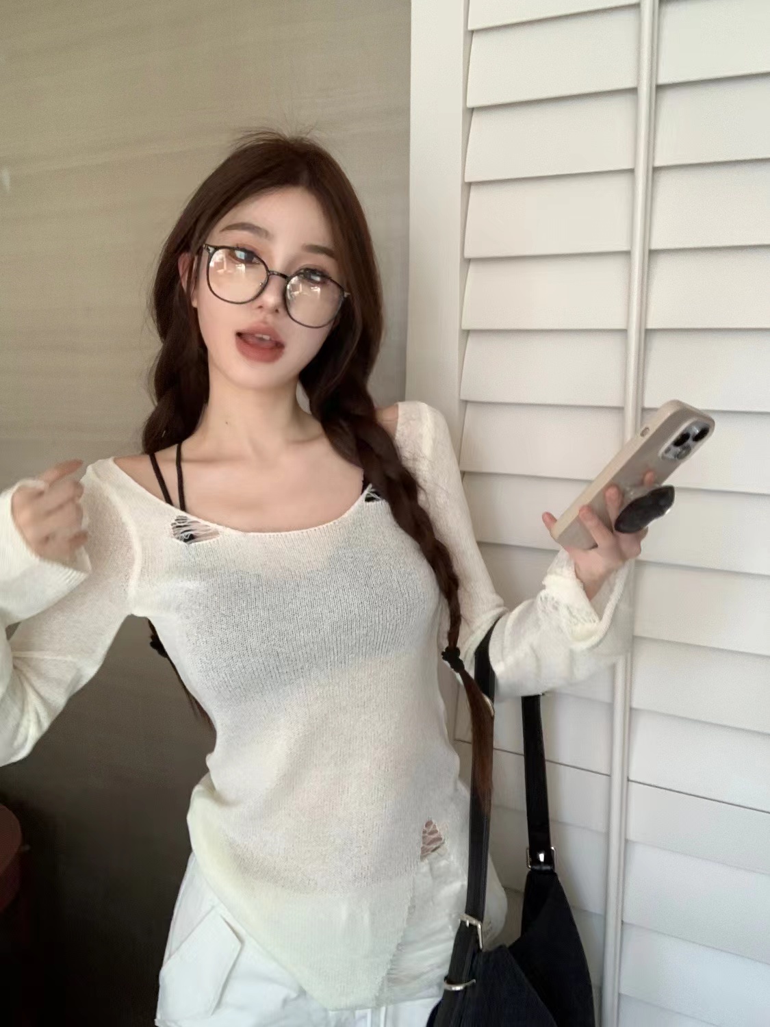 白色慵懶風時尚日常鏤空針織衫長袖露肩上衣女破洞設計小眾薄款女