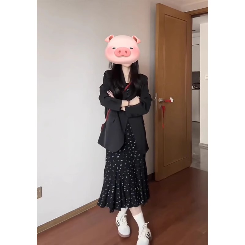 黑色碎花吊帶連衣裙女早春裝2024年新款海邊度假赫本風氣質長裙子