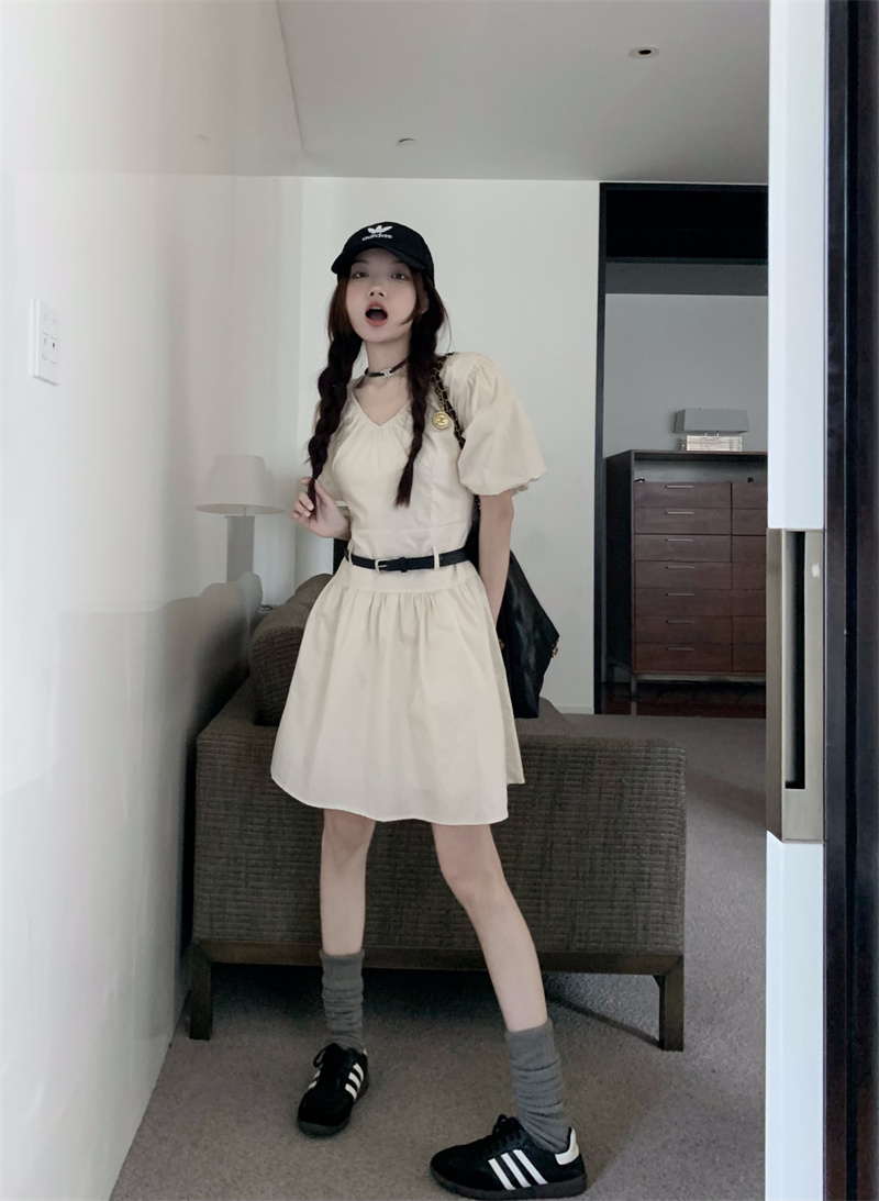 實拍~夏季裙子V領收腰顯瘦純色設計感褶皺泡泡袖A字連衣裙