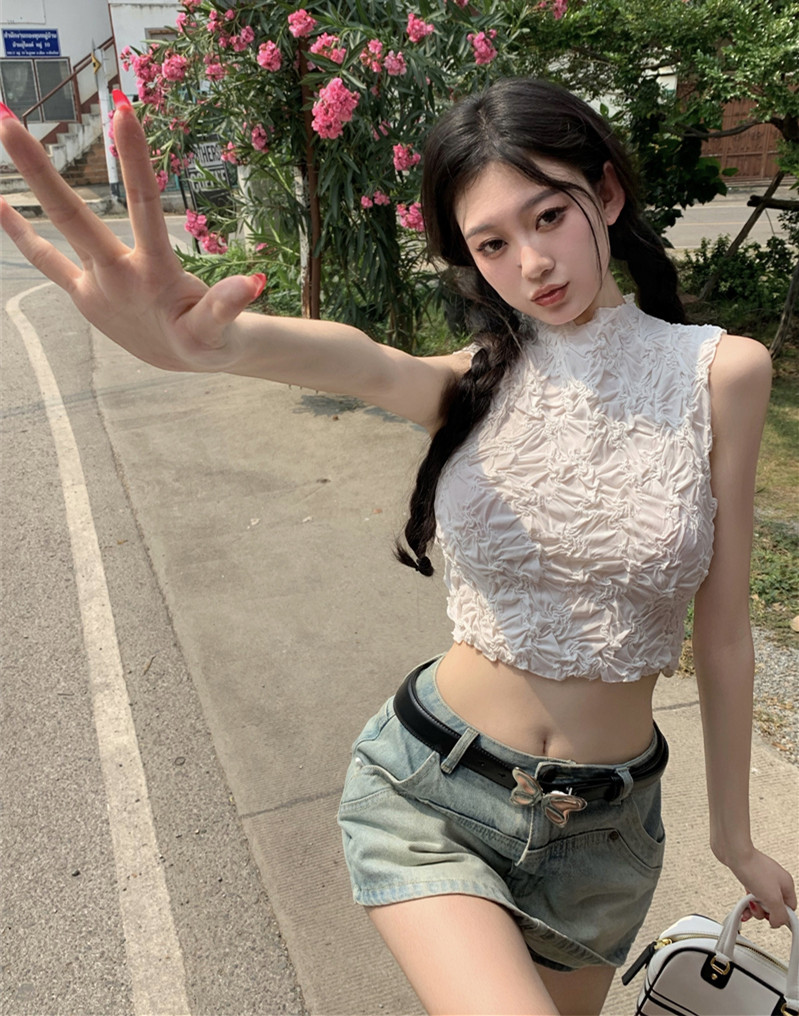 Real shot of high-end French sleeveless short pleated textured slim-fit stretch vest top for women