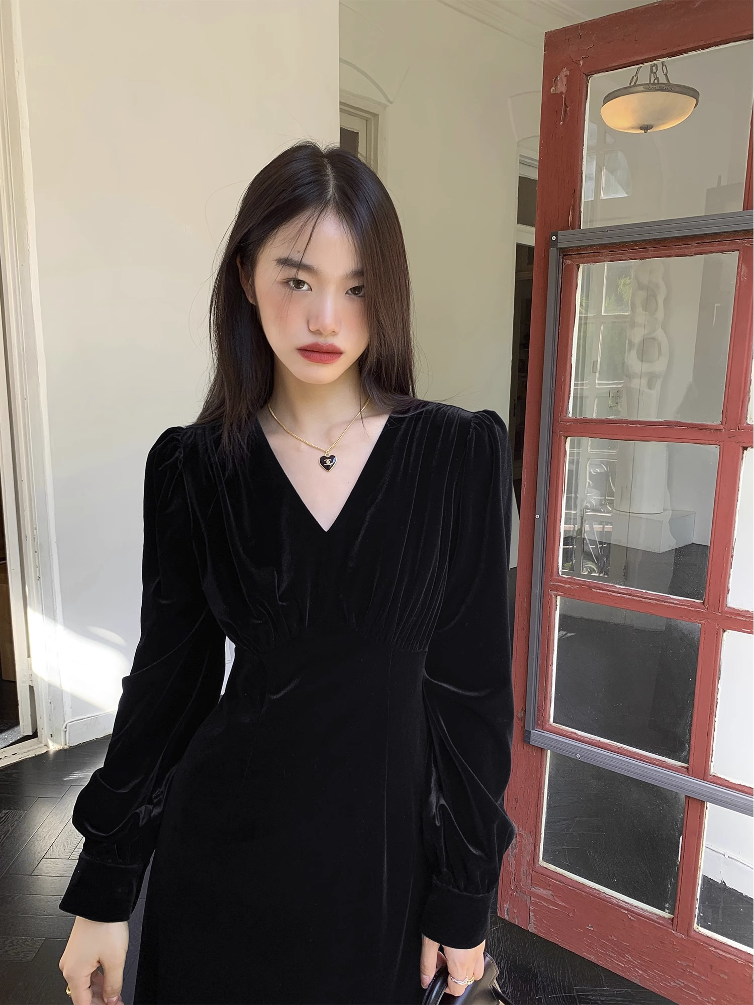 高級感絲絨連衣裙女新款法式氣質v領收腰顯瘦中長款裙子
