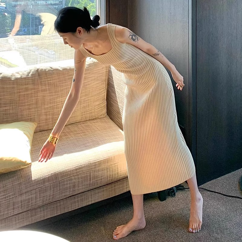 法式高級感杏色無袖針織連衣裙春夏氣質顯瘦吊帶背心長裙