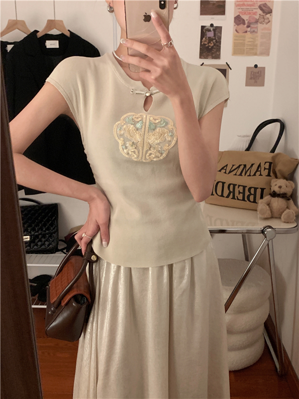 Actual shot of new Chinese-style button-down short-sleeved knitted T-shirt with high-end embroidery design to make you slim and slim-fitting top