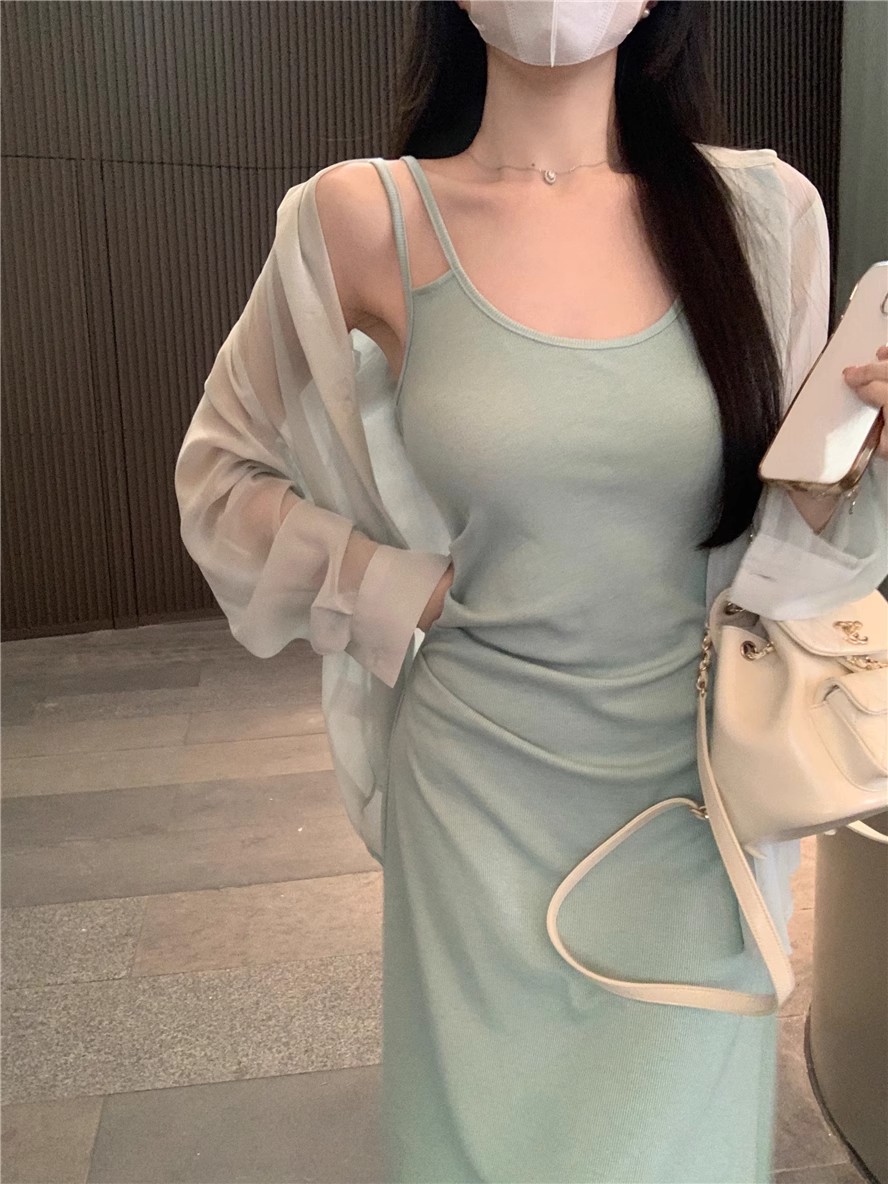 純欲風不規則無袖吊帶連衣裙女2024年夏季設計感褶皺中長裙子