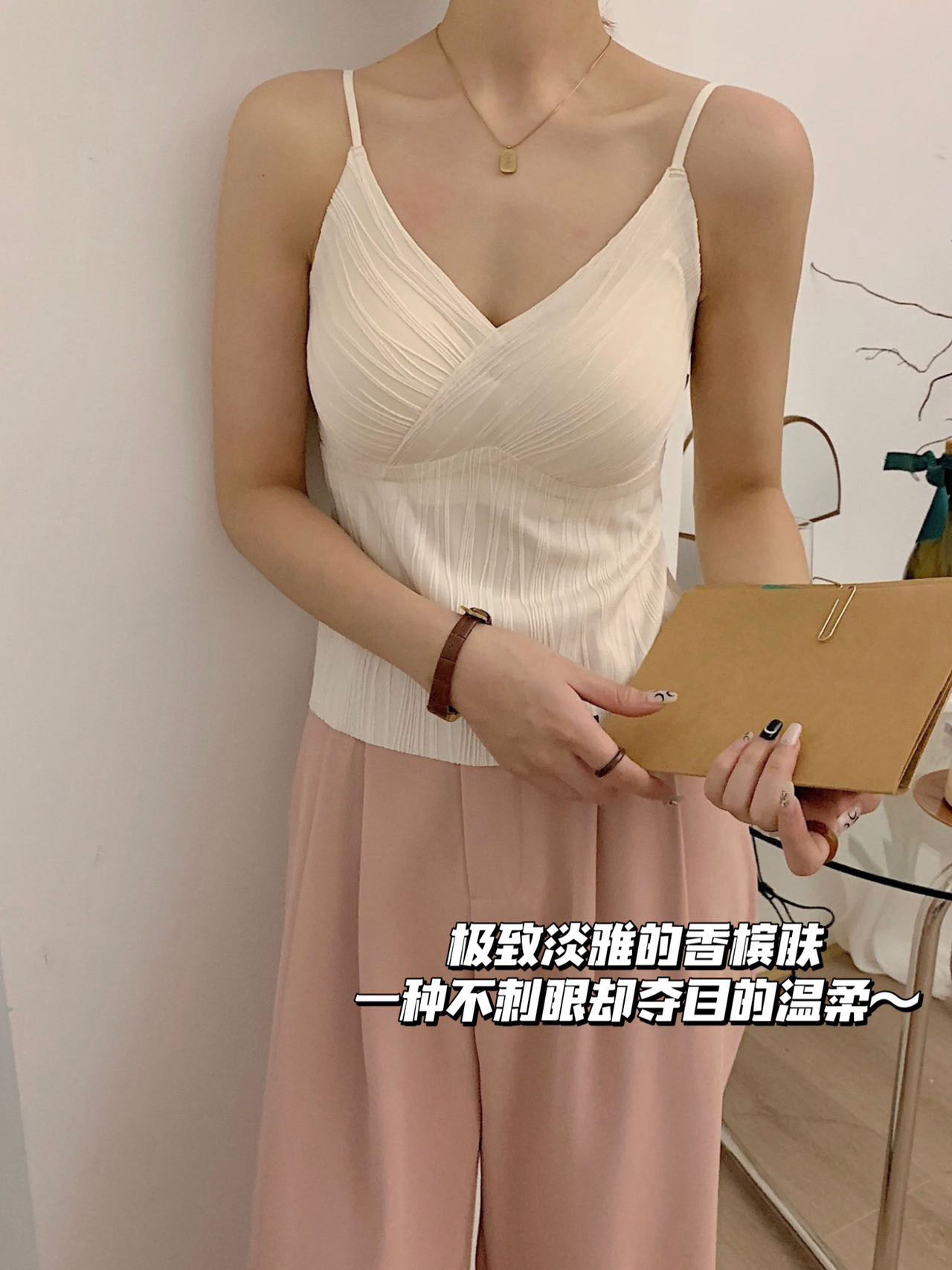 白色壓褶V領吊帶背心帶胸墊2024夏辣妹美背柔軟內搭外穿上衣