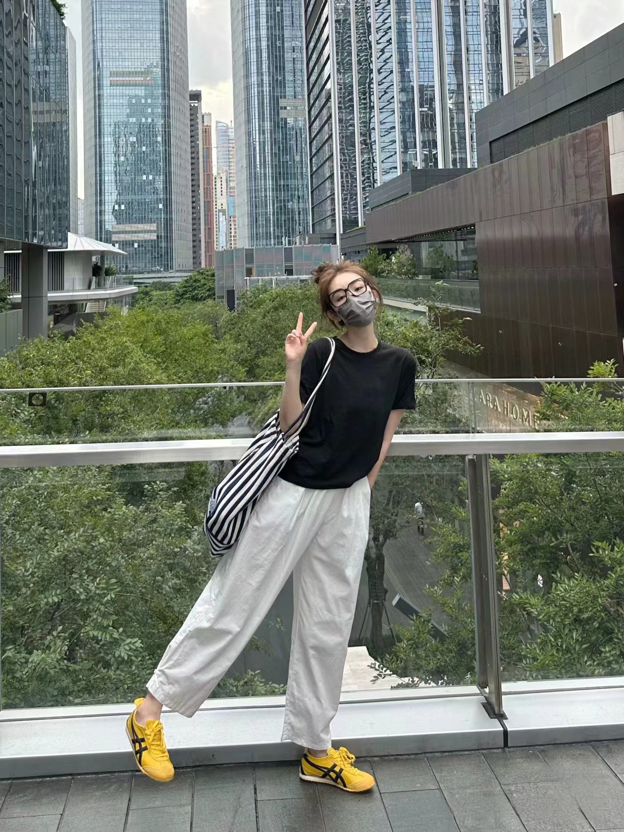 茶系穿搭一整套辣妹純欲風V領長袖T恤白色高腰休閒闊腿褲套裝新款