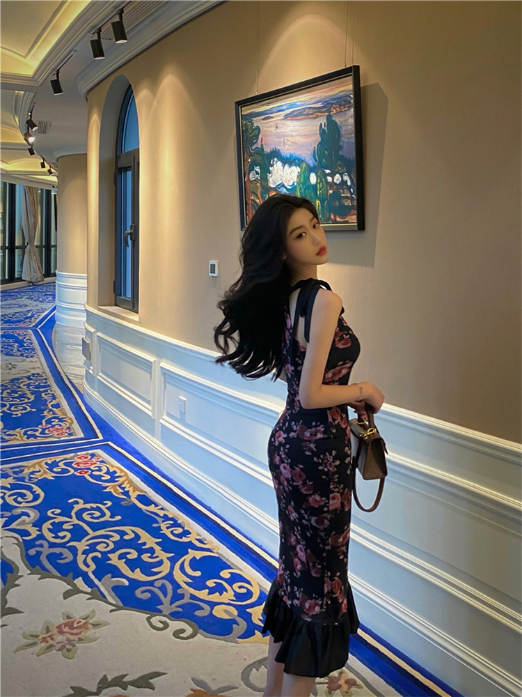 Real shot of improved classic cheongsam spliced ​​with black rose halter neck strap fishtail dress mid-length skirt