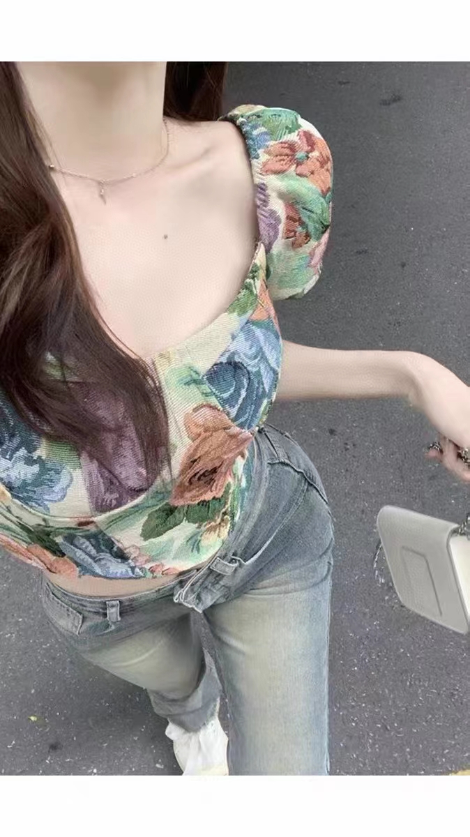 法式復古碎花泡泡袖方領上衣女夏短款修身顯瘦別致小衫一體式短袖